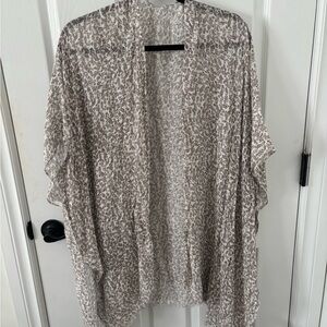 NWOT Gentle Fawn Lightweight Taupe and White Printed Kimono